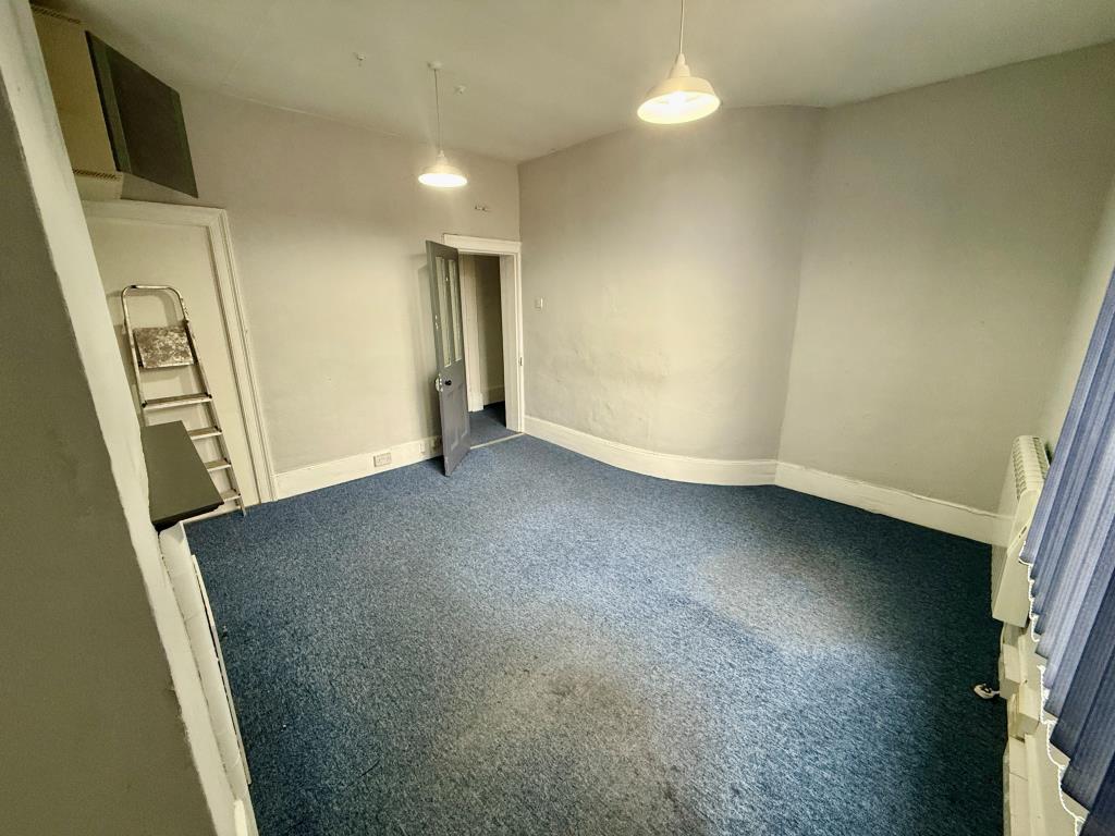 Lot: 44461 - ATTRACTIVE PERIOD BUILDING WITH POTENTIAL - First floor